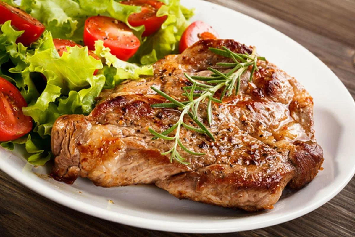 So bereitet Carol Okrasa Schweinekoteletts zu. Dank dieser raffinierten Methode werden die Schweinekoteletts einfach zauberhaft.
