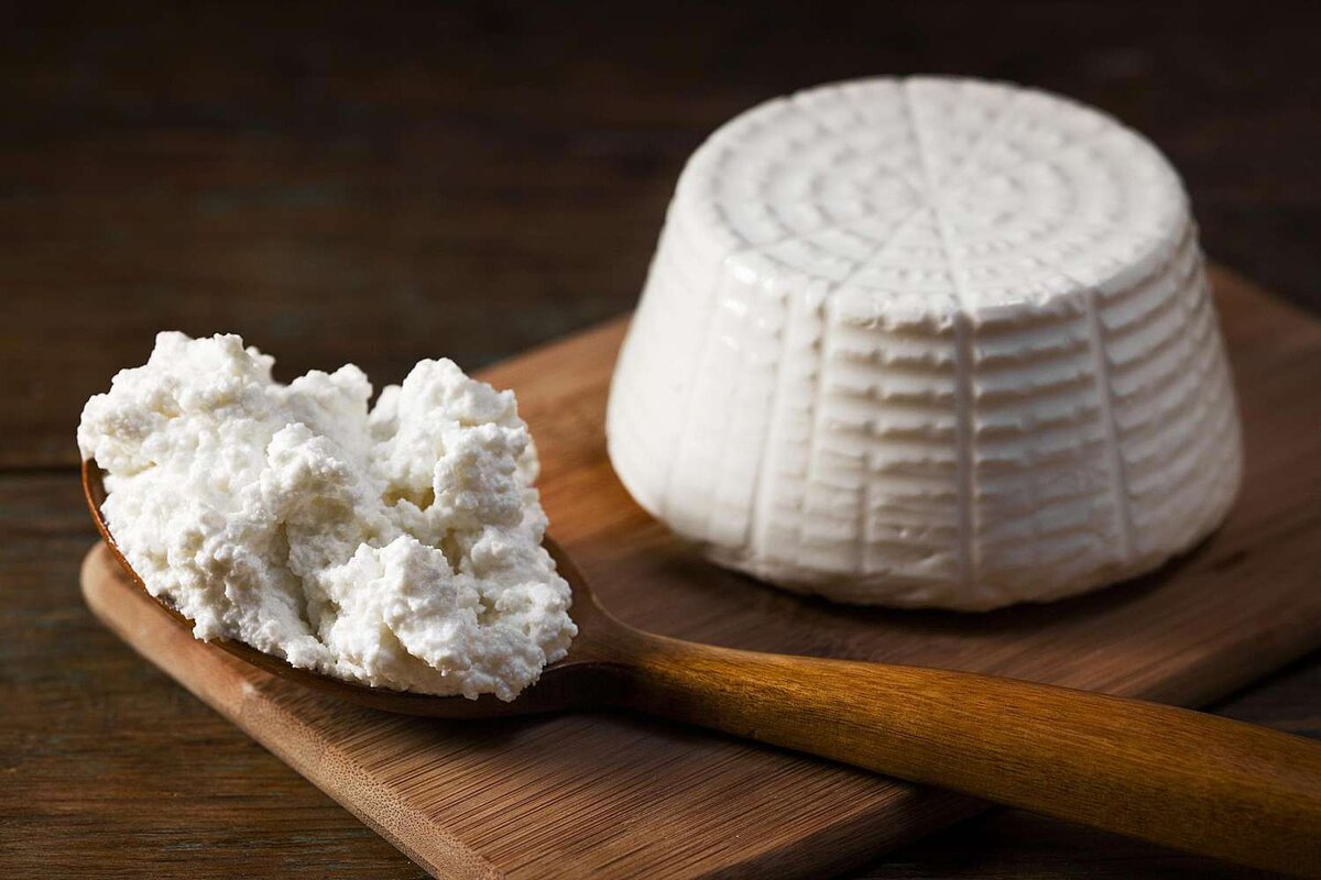 Dieser weiße Käse ist milder als Quark. Er stärkt Zähne und Knochen und hilft, Fettpolster am Bauch abzubauen.